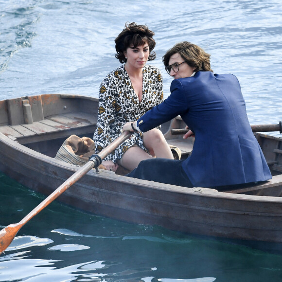 Lady Gaga et Adam Driver voguent sur le lac de Côme pour le tournage du film "House of Gucci". Le 18 mars 2021.