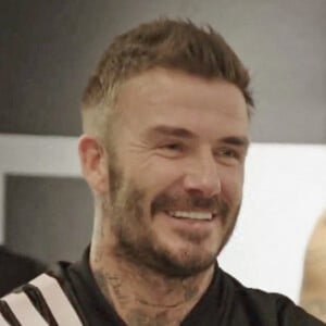 David Beckham participe à l'émission de James Corden. David Beckham chante avec sa femme Victoria's Spice Girls a frappé Wannabe dans un cours de spin organisé par l'animateur de talk-show télévisé James Corden.