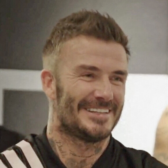 David Beckham participe à l'émission de James Corden. David Beckham chante avec sa femme Victoria's Spice Girls a frappé Wannabe dans un cours de spin organisé par l'animateur de talk-show télévisé James Corden.