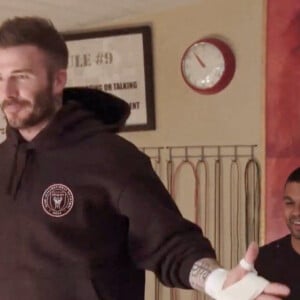 David Beckham participe à l'émission de James Corden. David Beckham chante avec sa femme Victoria's Spice Girls a frappé Wannabe dans un cours de spin organisé par l'animateur de talk-show télévisé James Corden.