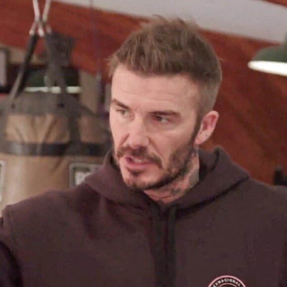 David Beckham participe à l'émission de James Corden. David Beckham chante avec sa femme Victoria's Spice Girls a frappé Wannabe dans un cours de spin organisé par l'animateur de talk-show télévisé James Corden.