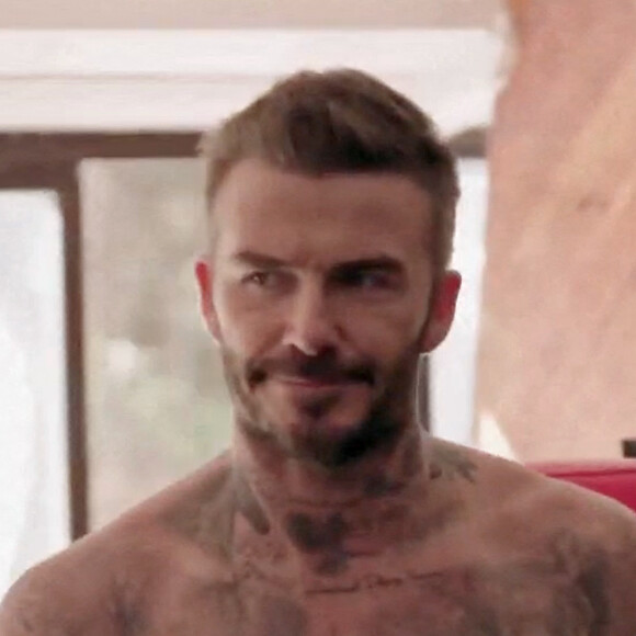 David Beckham participe à l'émission de James Corden. David Beckham chante avec sa femme Victoria's Spice Girls a frappé Wannabe dans un cours de spin organisé par l'animateur de talk-show télévisé James Corden.