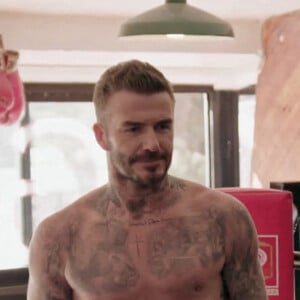 David Beckham participe à l'émission de James Corden. David Beckham chante avec sa femme Victoria's Spice Girls a frappé Wannabe dans un cours de spin organisé par l'animateur de talk-show télévisé James Corden.