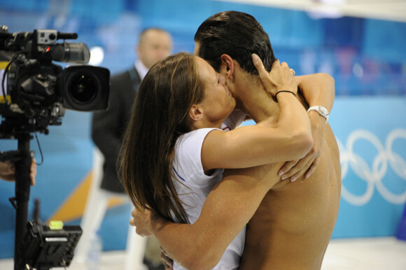 Florent Manaudou félicitée par sa soeur Laure Manaudou lors des Jeux Olympiques de Londres en 2012.