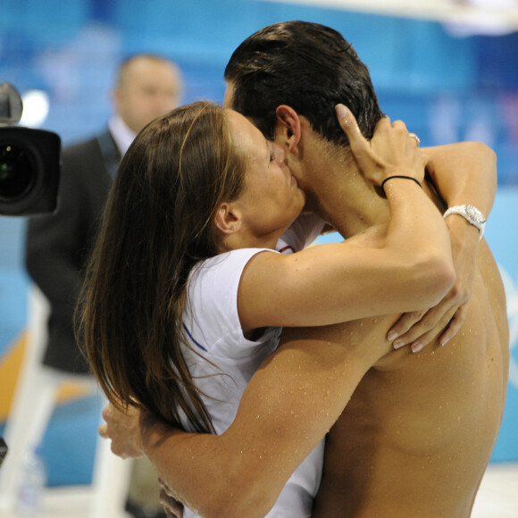 Florent Manaudou félicitée par sa soeur Laure Manaudou lors des Jeux Olympiques de Londres en 2012.