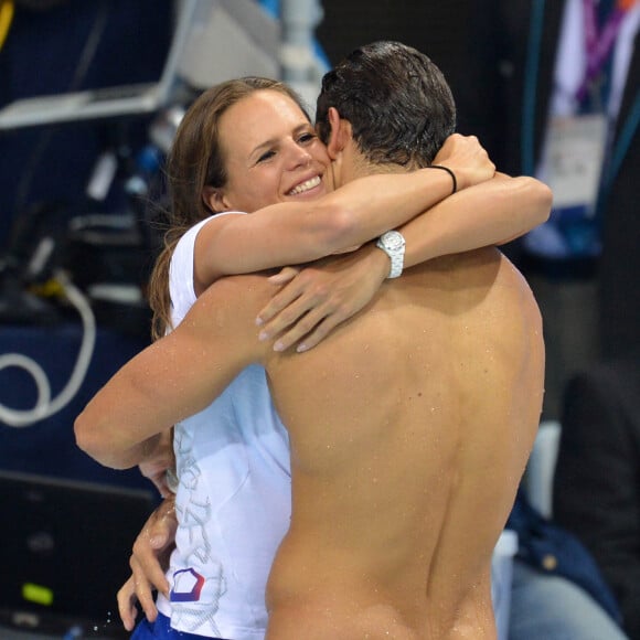 Florent Manaudou félicitée par sa soeur Laure Manaudou lors des Jeux Olympiques de Londres en 2012.