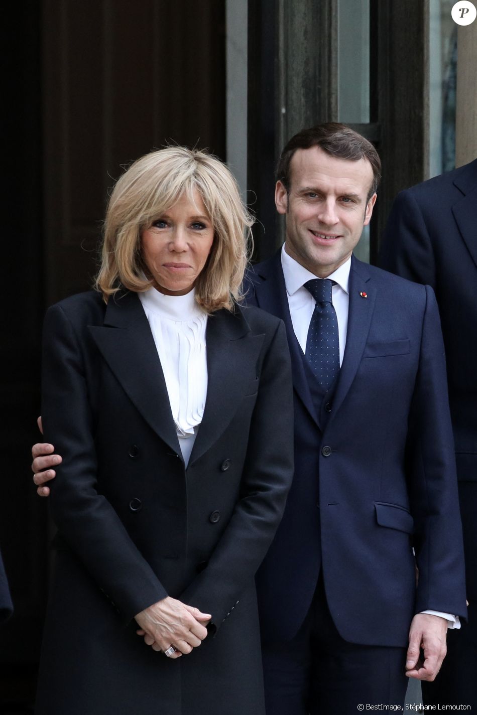 Info Emmanuel Macron Fete Son 43e Anniversaire Confine Le President Emmanuel Macron La Premiere Dame Brigitte Macron Le Roi Et La Reine D Espagne Arriven Purepeople