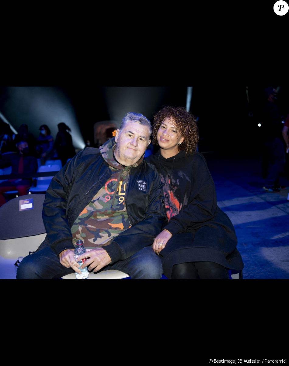 Pierre Ménès et sa femme Mélissa Acosta - People lors de la soirée de boxe à Paris La Défense Arena le 25 septembre 2020. © JB Autissier / Panoramic / Bestimage