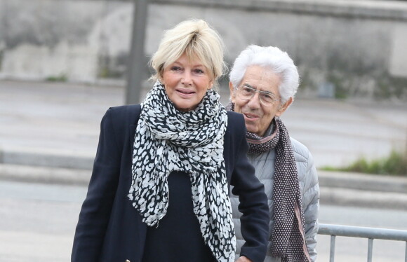 Philippe Gildas et sa femme Maryse lors des obsèques de Véronique Colucci au cimetière communal de Montrouge, le 12 avril 2018.