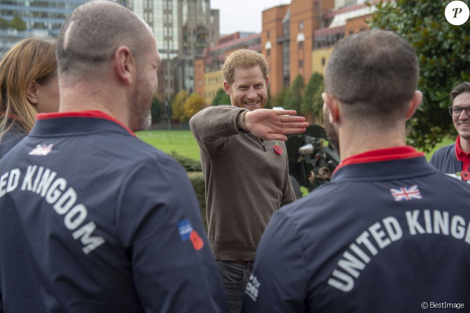Le prince Harry, duc de Sussex, rencontre l'équipe représentant l'Angleterre aux Invictus Games 2019 à La Haye. Londres, le 29 octobre 2019.