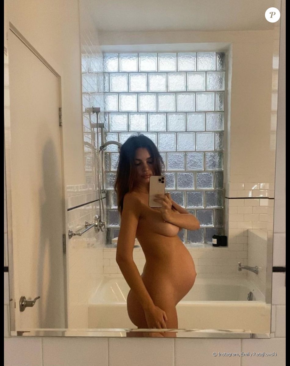 Emily Ratajkowski, enceinte. Février 2021.