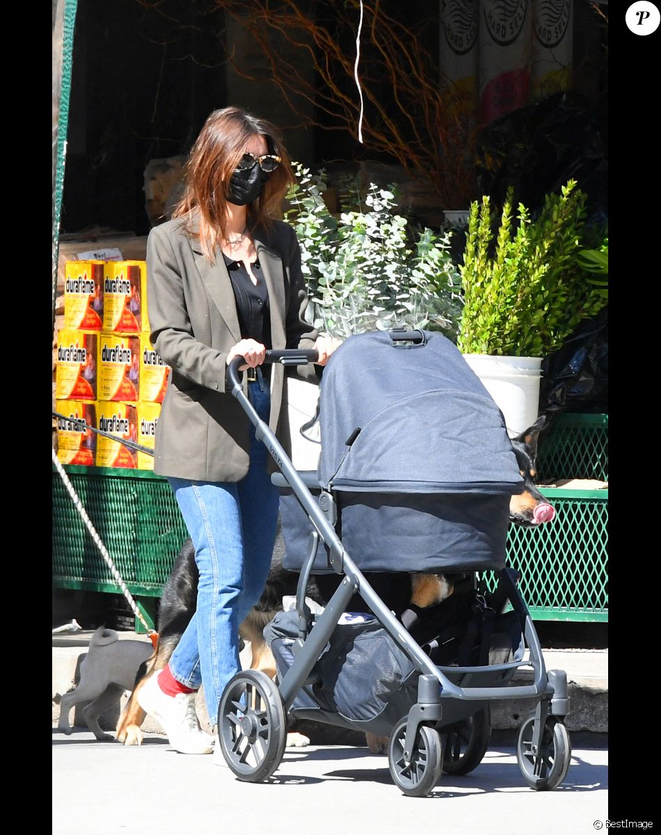 Emily Ratajkowski et son fils Sylvester Apollo Bear à New York, le 20 mars 2021.