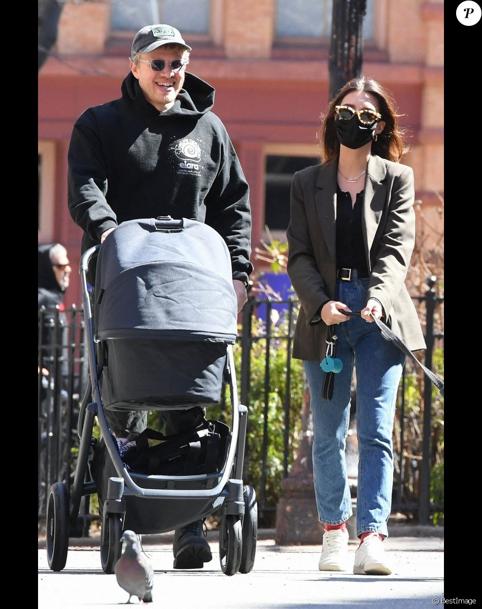 Emily Ratajkowski et son mari Sebastian Bear-McClard se promènent avec leur nouveau-né Sylvester Apollo Bear à New York, le 20 mars 2021.