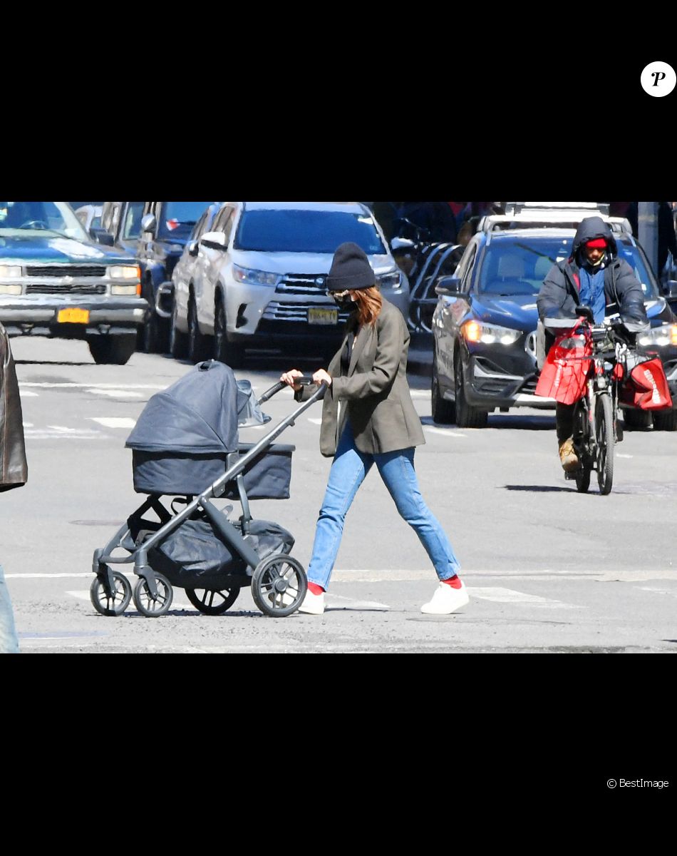 Emily Ratajkowski et son fils Sylvester Apollo Bear à New York, le 20 mars 2021.