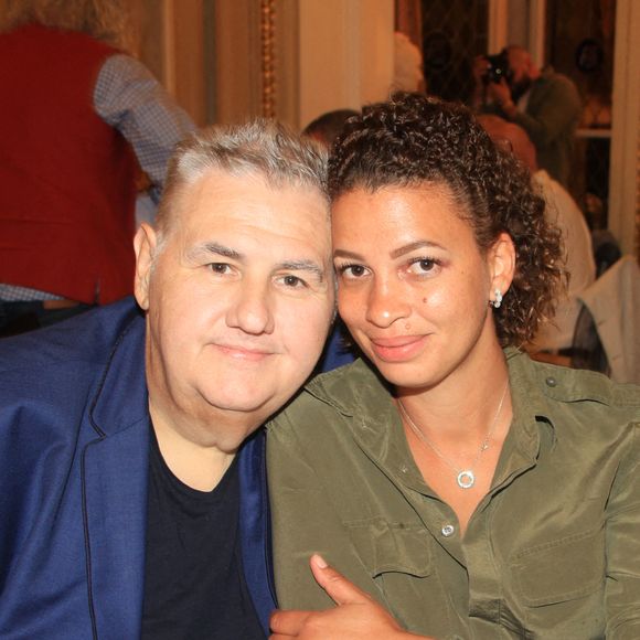 Exclusif - Pierre Ménès et sa femme Mélissa Acosta dînent avec des amies de Melissa à Paris le 27 juin 2020. © Philippe Baldini / Bestimage 