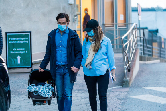 Le prince Carl Philip et la princesse Sofia (Hellqvist) de Suède quittent la maternité Danderyd près de Stockholm avec leur troisième enfant, le 26 mars 2021. Le nouveau-né pèse 3,22 kg et mesure 49 cm.