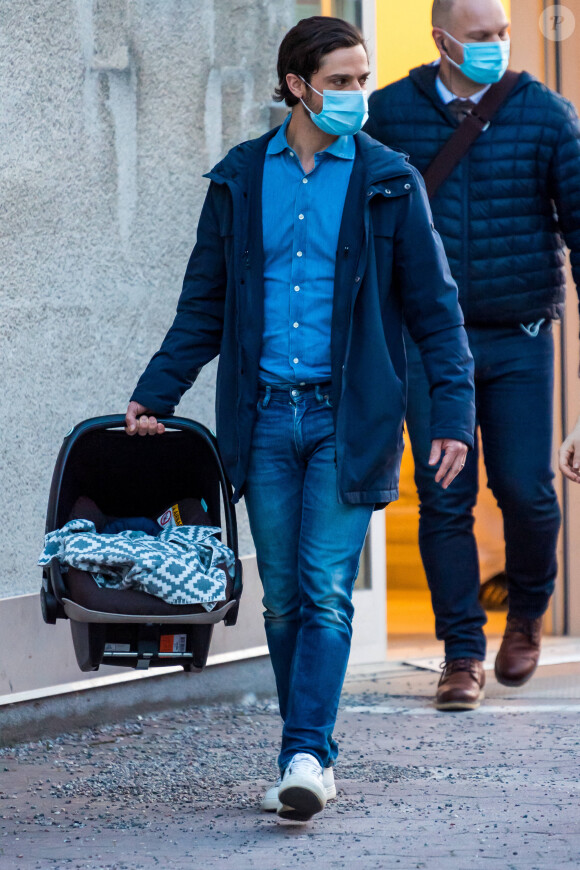 Le prince Carl Philip et la princesse Sofia (Hellqvist) de Suède quittent la maternité Danderyd près de Stockholm avec leur troisième enfant, le 26 mars 2021. Le nouveau-né pèse 3,22 kg et mesure 49 cm.