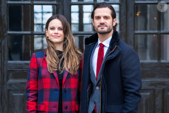Exclusif - La princesse Sofia de Suède (enceinte) et le prince Carl Philip de Suède lors de la distribution des arbres de Noël au palais royal de Stockholm. Le 16 décembre 2020 