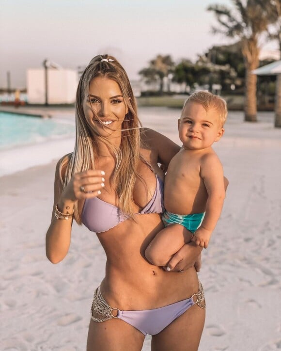 Jessica Thivenin avec son fils Maylone à la plage.