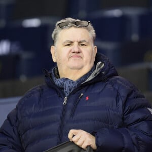 Pierre Ménès dans les tribunes du parc des princes lors du match de championnat de Ligue 1 Conforama opposant le Paris Saint-Germain (PSG) à Lille, à Paris. © JB Autisier / Panoramic / Bestimage