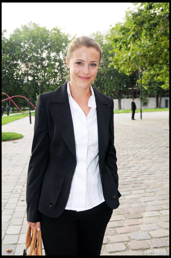 Isabelle Moreau, journaliste sportive embrassée de force par Pierre Ménès en 2011 sur le plateau du "Canal Football Club".
