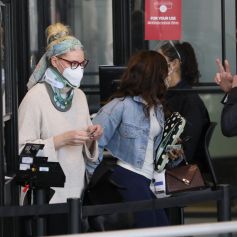 Exclusif - Katherine Heigl a été aperçue pour la première fois avec sa minerve après son opération chirurgicale du cou pour une hernie discale, le 19 mars 2021. Elle est à l'aéroport LAX de Los Angeles avec sa soeur Meg.