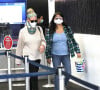 Exclusif - Katherine Heigl a été aperçue pour la première fois avec sa minerve après son opération chirurgicale du cou pour une hernie discale, le 19 mars 2021. Elle est à l'aéroport LAX de Los Angeles avec sa soeur Meg.