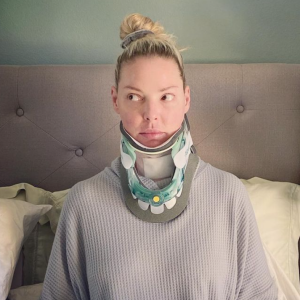 Katherine Heigl, minerve au cou après son opération, a été surprise en public pour la première fois depuis l'intervention.