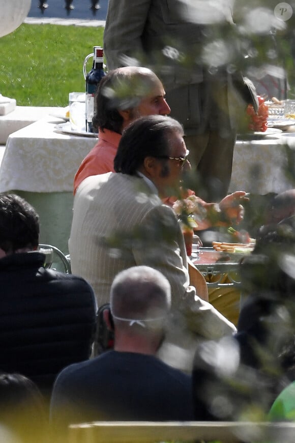 Jared Leto et Al Pacino tournent une scène en extérieur pour le film "House of Gucci" (Gucci) à la villa Balbiano sur le Lac de Côme le 17 mars 2021.