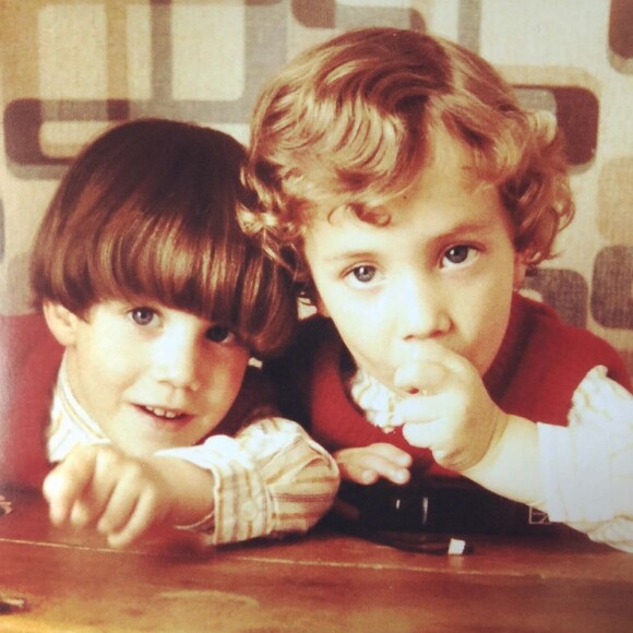Emmanuel Moire et son frère jumeau. Souvenir d'enfance partagé sur Instagram. Le 28 janvier 2021.