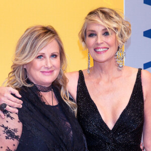 Kelly Stone et sa soeur Sharon Stone à la 50e soirée annuelle CMA Awards au Bridgestone Arena dans le quartier de downtown Nashville dans le Tennessee, le 2 novembre 2016. © Jason Walle via Zuma/Bestimage