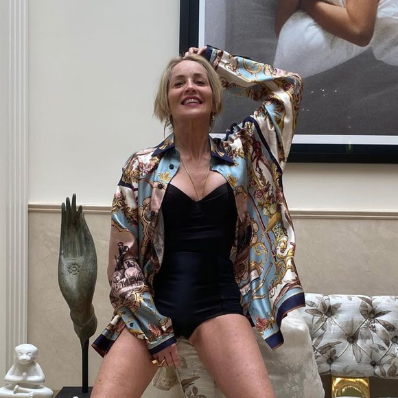 Sharon Stone révèle qu'un chirurgien lui a posé ses implants mammaires à son insu lors d'une opération de chirurgie réparatrice.