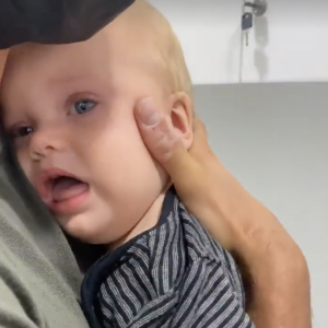 Hillary Vanderosieren (Mamans & Célèbres) et son amoureux Giovanni Bonamy craignent pour la santé de leur fils Milo, malade et emmené aux urgences à l'hôpital à Dubaï.