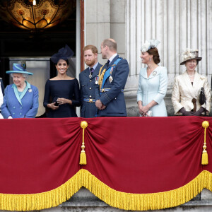 Le prince Charles, Camilla Parker Bowles, duchesse de Cornouailles, la reine Elisabeth II d'Angleterre, Meghan Markle, duchesse de Sussex, le prince Harry, duc de Sussex, le prince William, duc de Cambridge, Kate Catherine Middleton, duchesse de Cambridge, la princesse Anne - La famille royale d'Angleterre lors de la parade aérienne de la RAF pour le centième anniversaire au palais de Buckingham à Londres.
