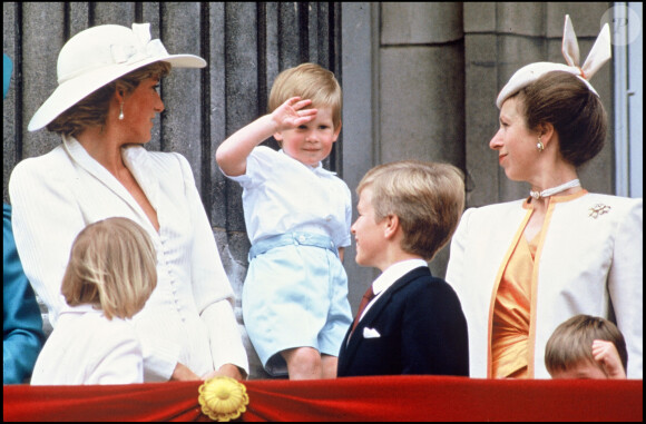 Lady Diana, le prince Harry et la princesse Anne lors de la parade Trooping the Colour en 1987 au palais de Buckingham.