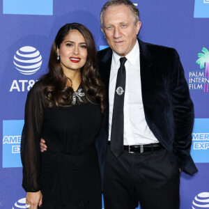 Salma Hayek et son mari Francois-Henri Pinault au photocall d'ouverture de la 31ème édition du "Palm Springs Film Festival Film Awards" au Palm Springs Convention Center à Los Angeles, le 2 janvier 2020.