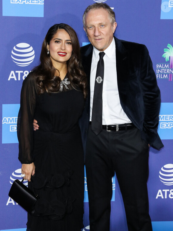 Salma Hayek et son mari Francois-Henri Pinault au photocall d'ouverture de la 31ème édition du "Palm Springs Film Festival Film Awards" au Palm Springs Convention Center à Los Angeles, le 2 janvier 2020.