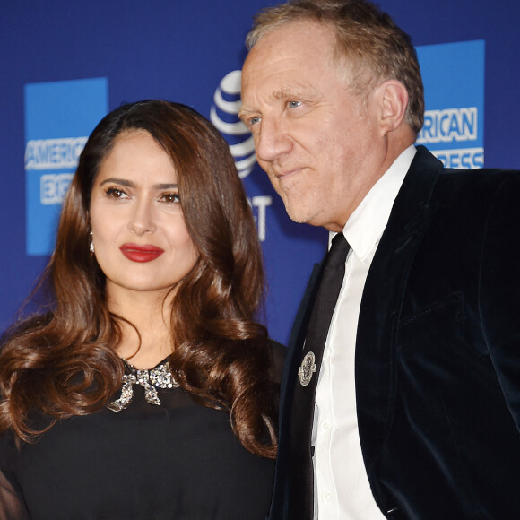 Salma Hayek et son mari François-Henri Pinault au photocall d'ouverture de la 31ème édition du "Palm Springs Film Festival Film Awards" au Palm Springs Convention Center à Los Angeles, le 2 janvier 2020.