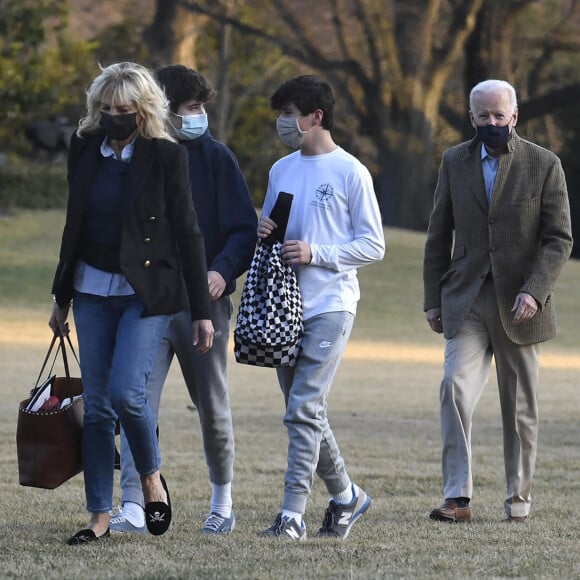 Le président américain Joe Biden et son épouse Jill Biden reviennent en famille d'un week-end dans leur maison de Wilmington. Washington, le 15 mars 2021.