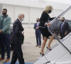 Jill Biden s'est fait passer pour une hôtesse de l'air et a servi les passagers d'un vol présidentiel.
