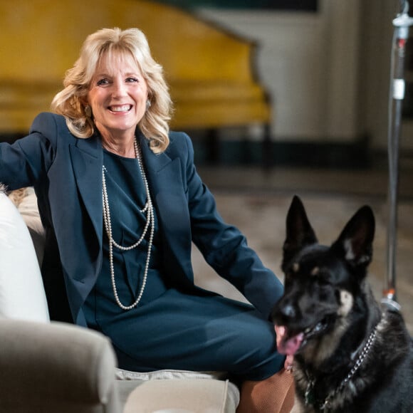 La First Lady des États-Unis Jill Biden (épouse du président Joe Biden) et son berger allemand Major, à la Maison Blanche.