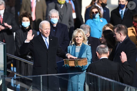 Joe Biden prête serment sur la bible familiale portée par sa femme Jill lors de son investiture au Capitole à Washington. © Imago / Panoramic / Bestimage 