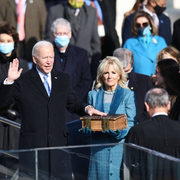 Joe Biden prête serment sur la bible familiale portée par sa femme Jill lors de son investiture au Capitole à Washington. © Imago / Panoramic / Bestimage 