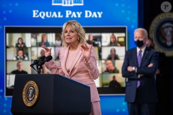 Le président américain et la première dame, Jill Biden répondent aux questions des journalistes lors de la Journée de l'égalité salariale à la Maison Blanche. Washington, le 24 mars 2021.