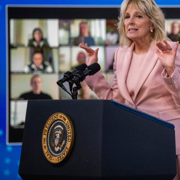 Le président américain et la première dame, Jill Biden répondent aux questions des journalistes lors de la Journée de l'égalité salariale à la Maison Blanche. Washington, le 24 mars 2021.