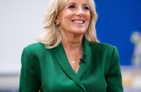 Jill Biden : Canular en avion, la First Lady se fait passer pour une hôtesse de l'air