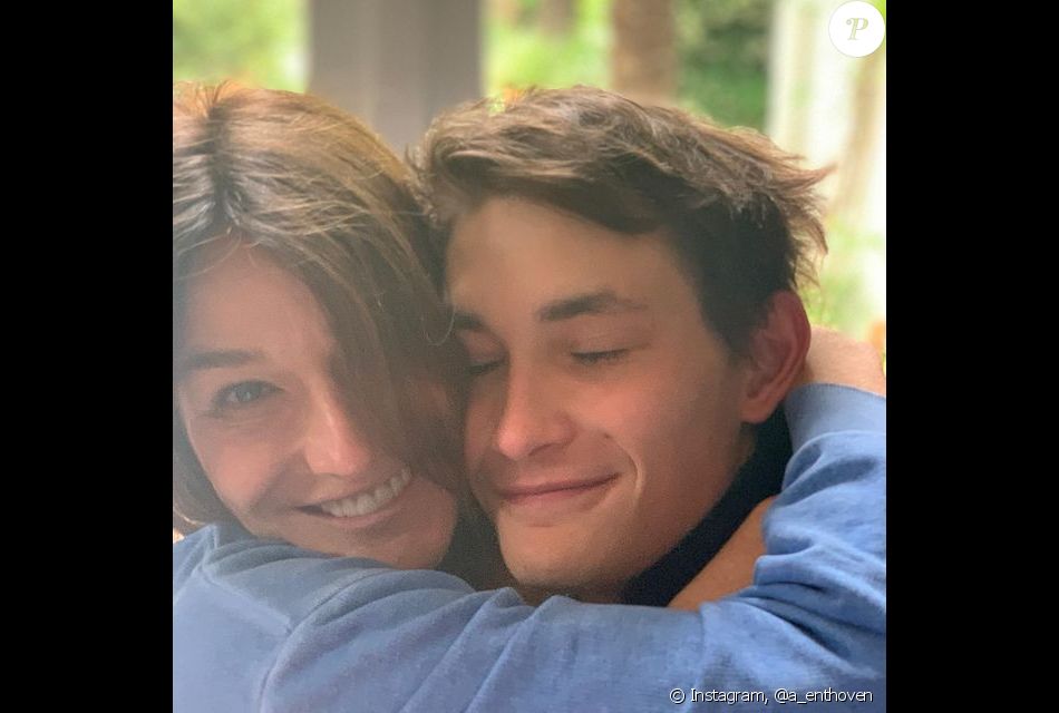 Aurélien Enthoven et sa maman Carla Bruni-Sarkozy sur Instagram.