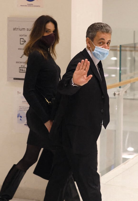Nicolas Sarkozy quitte la salle d'audience avec sa femme Carla Bruni Sarkozy - procès des "écoutes téléphoniques" ( affaire Bismuth) au tribunal de Paris - paris le 9 décembre 2020 © Christophe Clovis / Bestimage