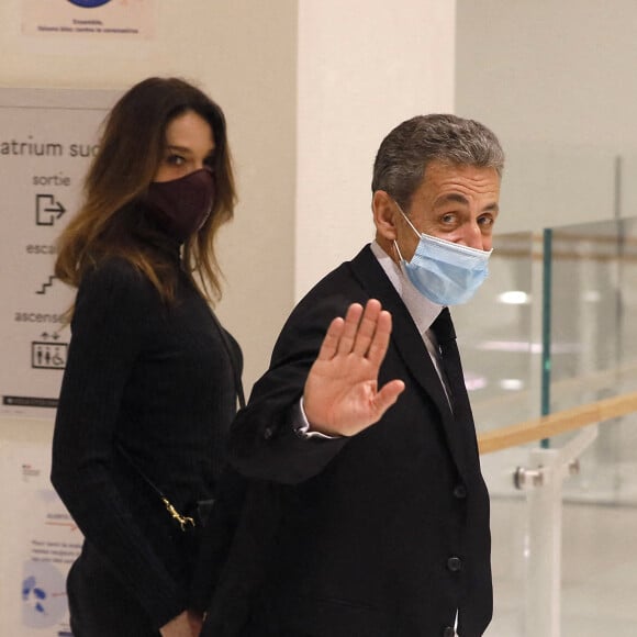 Nicolas Sarkozy quitte la salle d'audience avec sa femme Carla Bruni Sarkozy - procès des "écoutes téléphoniques" ( affaire Bismuth) au tribunal de Paris - paris le 9 décembre 2020 © Christophe Clovis / Bestimage