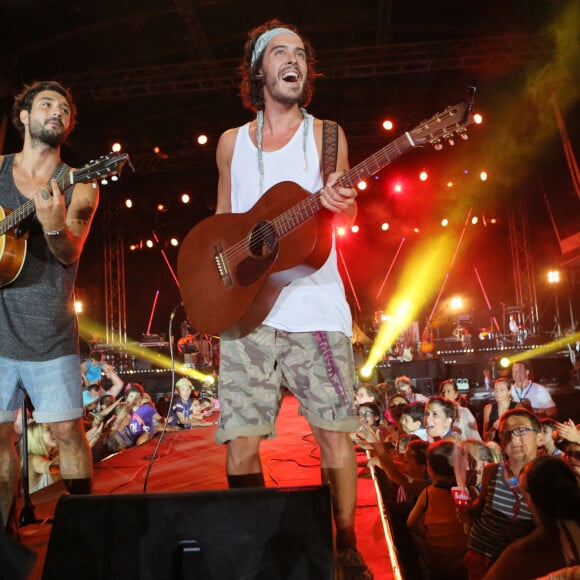 Le groupe Les Fréro Delavega (Jérémy Frérot et Florian Delavega) - Festival "Tout le monde chante contre le cancer" à Villefranche-de-Rouergue. Le 4 juillet 2015.